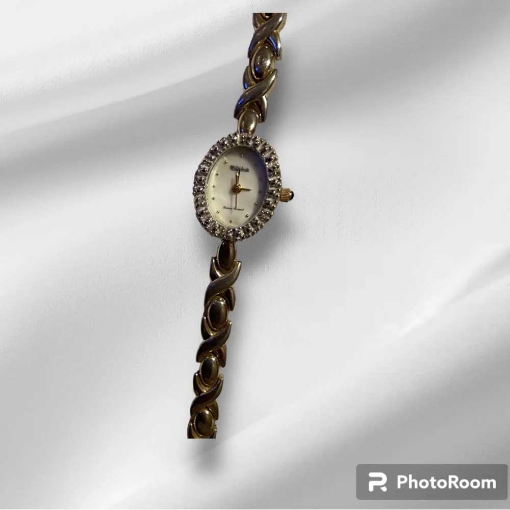 💎 Lucien Piccard Ladies Dufonte Vintage Quartz Diamond faced lined & Gold Watch